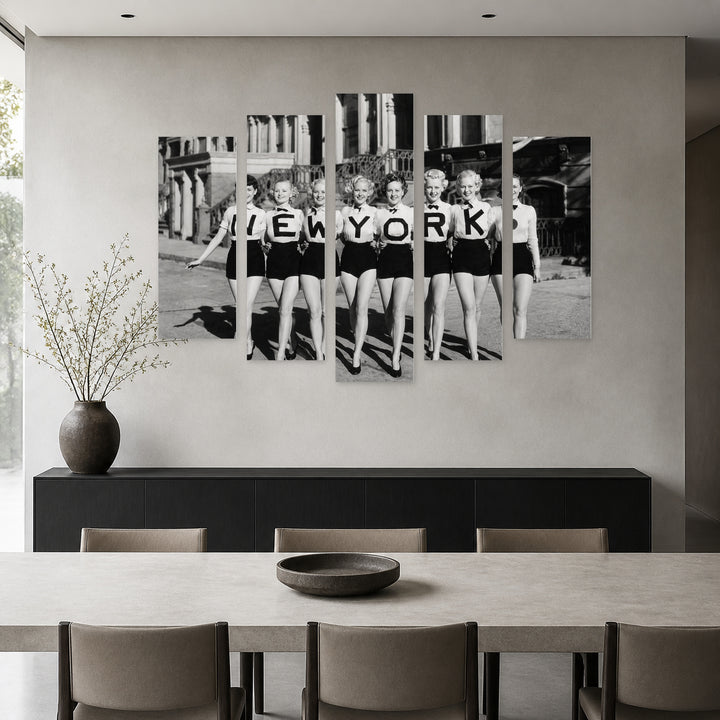 Girls from New York at Night — five-panel wall art in frontal interior | 5wallart 54632 M3
