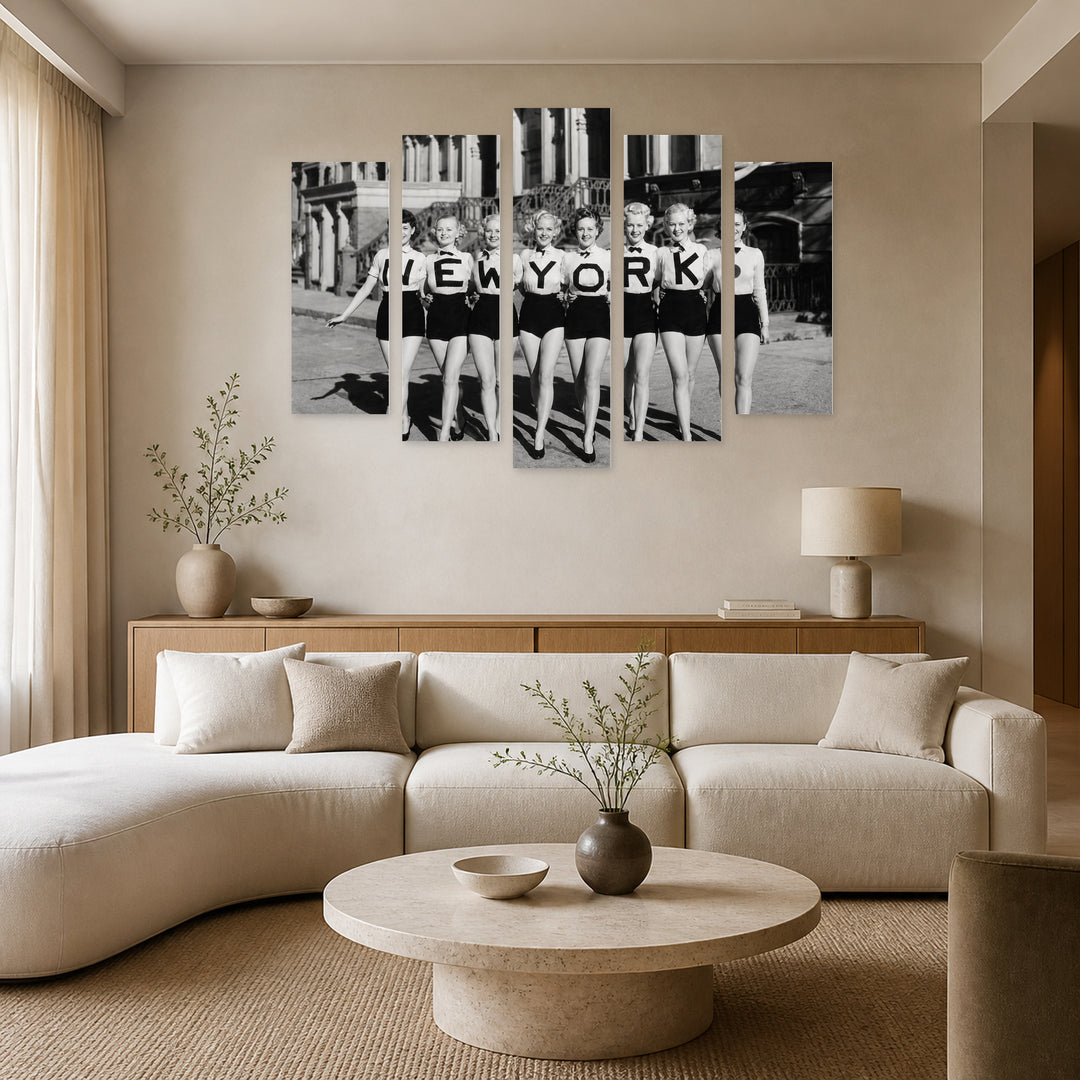 Girls from New York at Night — five-panel wall art in alternate frontal interior | 5wallart 54632 M4
